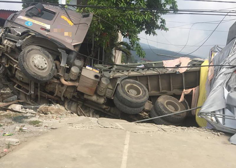 Thanh Hoá: Xe container húc tan đám cưới ven đường